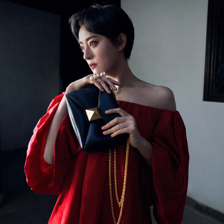 《甄嬛》孫儷成Valentino品牌代言人！手拿2022最新鉚釘包，霸氣娘娘穿越時空登場