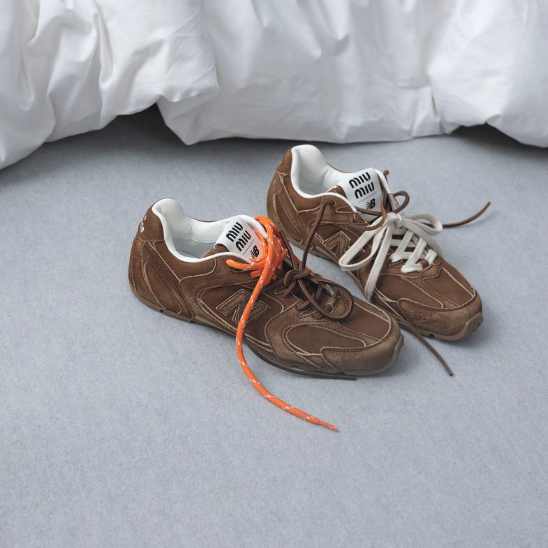 Miu Miu x New Balance最強吸金組聯手推新作！再創爆紅神話，新款「全黑漆皮」準備搶攻錢包！