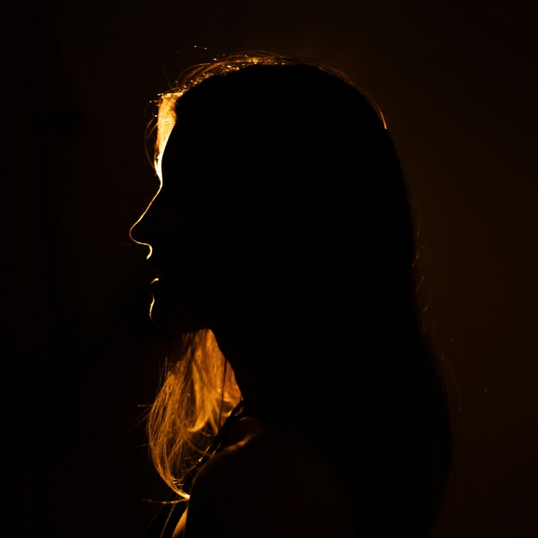 看起來無害，實則最會算計的「雌競女面相」：「這裡有痣」最愛和男生裝兄弟