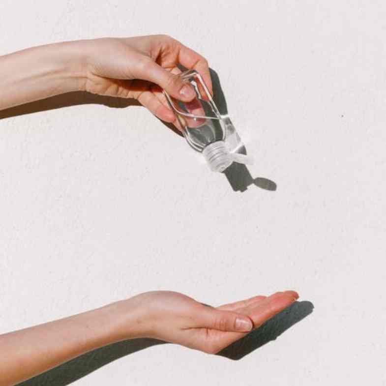 降級後外出小心隱形傳播者無接觸傳染！43%病毒藏電梯按鈕，8個外出SOP千萬要遵守！