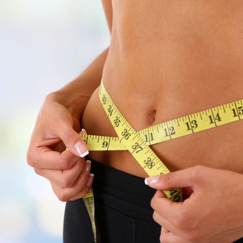 久坐上班族必學！正確仰躺就能矯正骨盆，簡易 4 步驟、躺 5 分鐘即可改善凸小腹