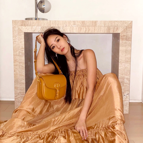 2020下半年女星、網美瘋搶「焦糖半月包」！Dior、YSL、Celine⋯好難選啊?