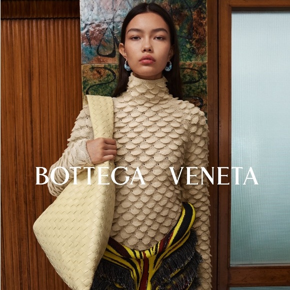 Bottega Veneta 2023秋冬系列「義大利三部曲」最終章，以義大利街頭遊行為靈感，揭開千變萬化的流動日常！