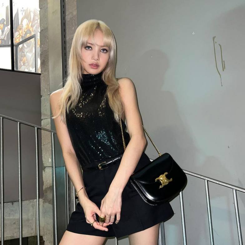 BLACKPINK Lisa巴黎時裝周用新造型再發威！身著Celine這兩款「鏈帶肩背包」，時尚美照讓它們準備斷貨！