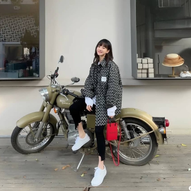 《賀先生的戀戀不忘》胡意旋獨愛Balenciaga Logo手機包，盤點8款繽紛Logo包，寶寶粉、檸檬黃全都有！