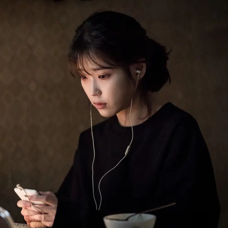 「最能扛事卻最容易夜深哭」的星座TOP4：天蠍白天撐全場，雙魚晚上默默哭泣