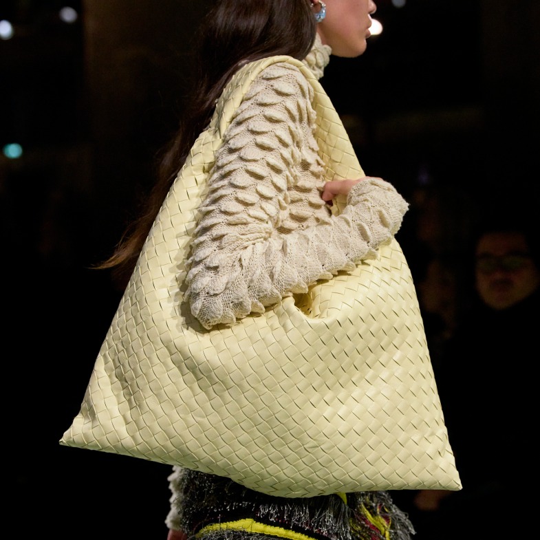 Bottega Veneta 2023秋冬包包關鍵字是「大」！全新包款「Hop」秒殺登場，經典編織設計穩住IT Bag製造機寶座