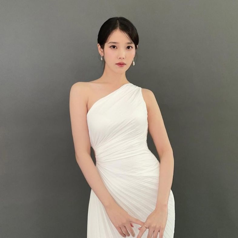 IU 牛奶肌不是天生！親曝曾是黑肉底，靠 5 招「居家美容法」養出仙女冷白皮