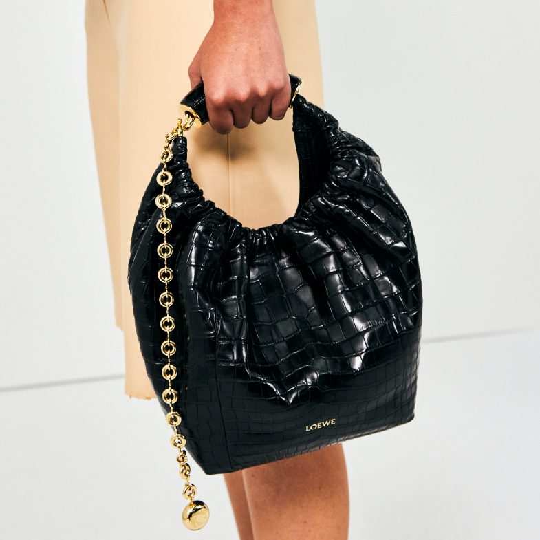 Loewe 2024春夏包袋銳不可當！5大包款推薦，這款水桶包即將秒殺！