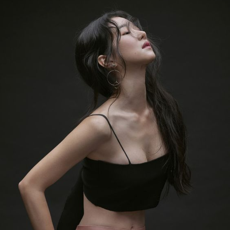 徐睿知穿搭就愛黑色，2021南韓最紅女演員，靠4招把「黑衣服」穿出極致美！