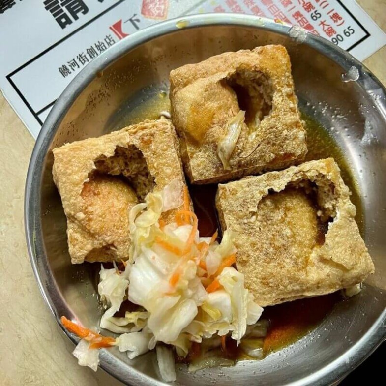 想介紹給外國人的第一名！饒河夜市絕對不能錯過的 8 大美食，一位難求的老字號臭豆腐，米其林秘密客的最愛你試過了嗎？