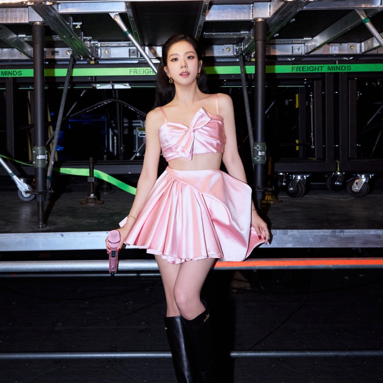 BLACKPINK巡迴演出海外首在LA！Jisoo全球首穿「New Dior」，粉色套裝為品牌新方向鋪路