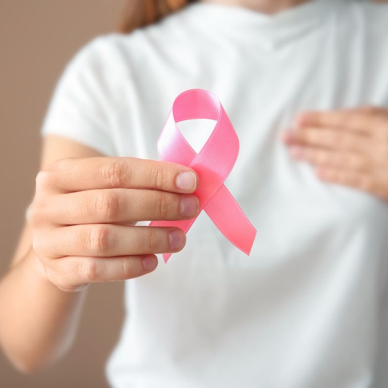 乳房摸到硬塊正常嗎？盤點可能是「乳癌」的 9 大症狀，有疑慮時應及早就醫檢查