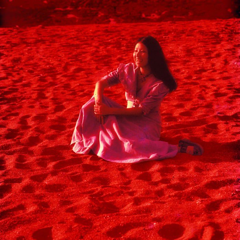 《三毛，1976》謝春德攝影展回顧經典！傳奇作家三毛逝世30周年，藉由大師之眼再重溫她的美