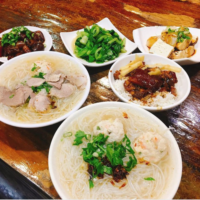 花蓮美食推薦「博愛街黑白切」，在地人必點米粉湯配料滿滿，招牌腿庫油亮軟Q