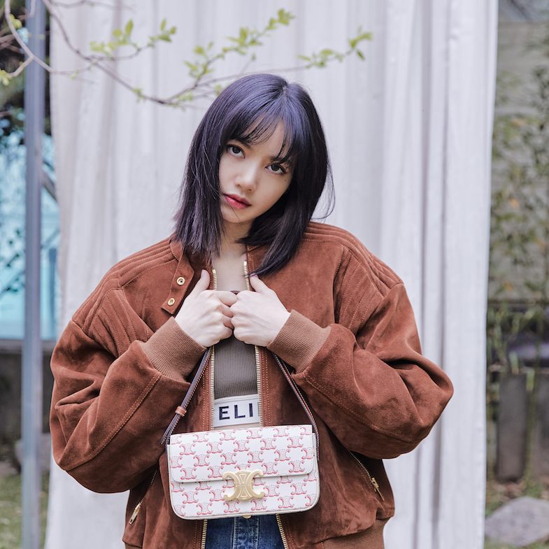 Celine老花包換上「櫻桃粉」新裝！ BLACKPINK Lisa搶揹腋下小方包、通勤托特包...哪個女孩能不被它圈粉？