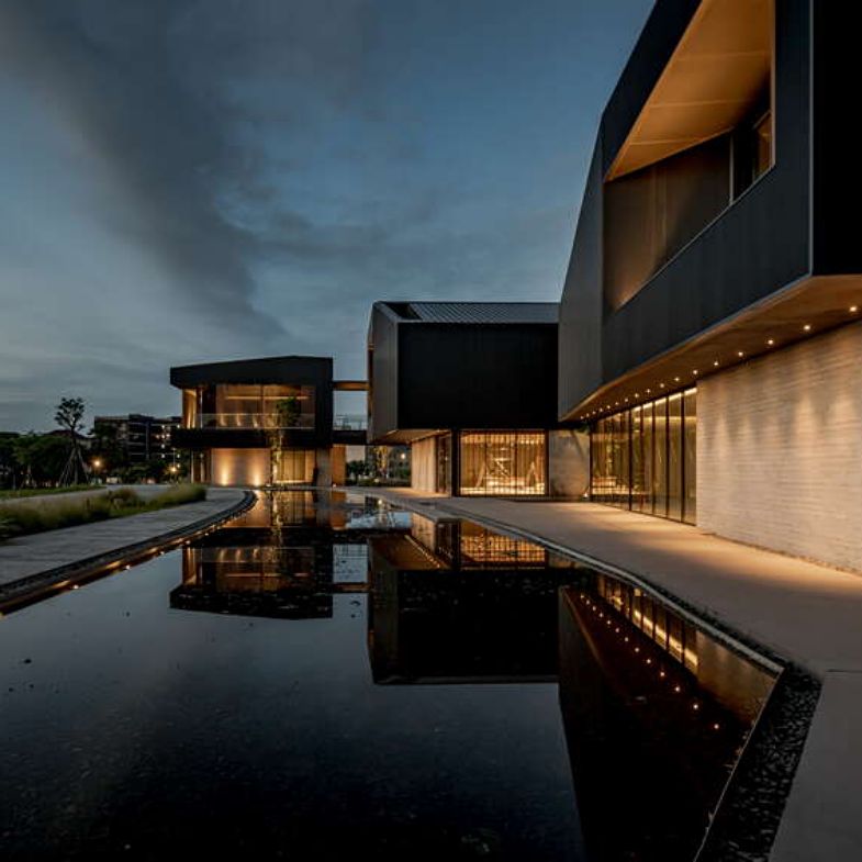 坐擁超美湖景！桃園「橫山書法美術館」5大設計亮點，夜晚去更迷人