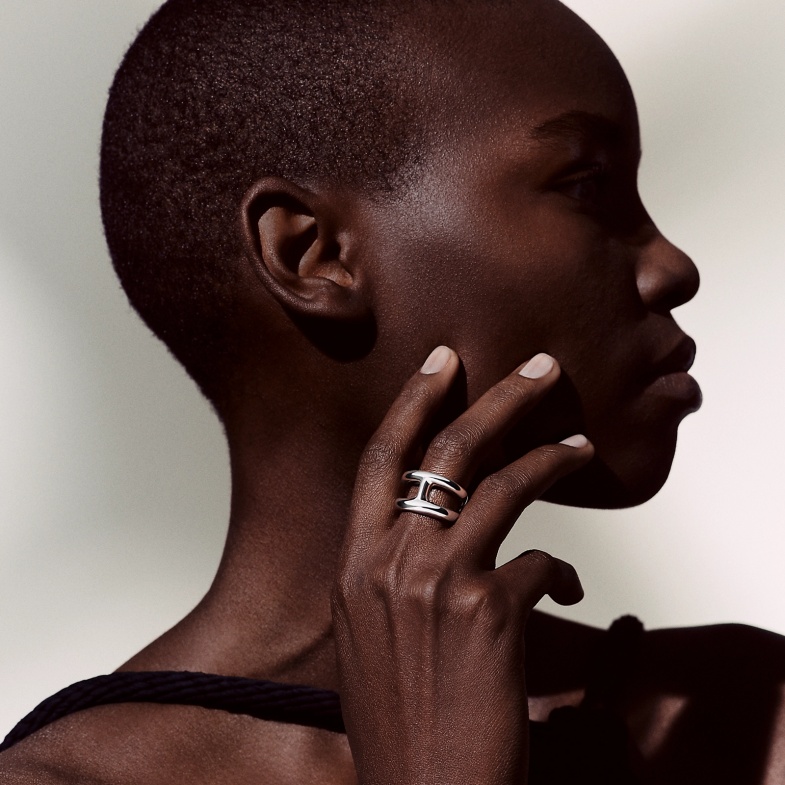 三萬內！入門級精品戒指推薦8選：中性設計、當情侶對戒戴也OK