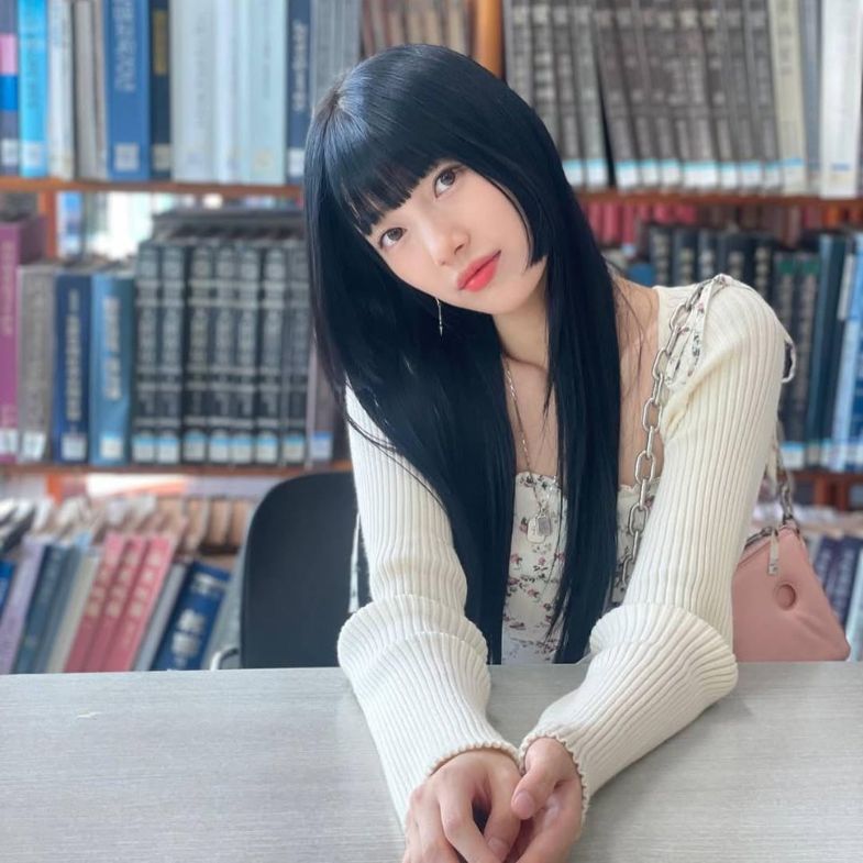 2025「初戀系穿搭」教科書！學秀智5個穿搭技巧，用粉嫩色、Oversize穿出少女感