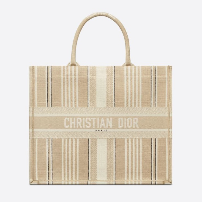 奶茶色包包先退下！LV、Dior、Fendi....春夏包包關鍵字是「燕麥色」