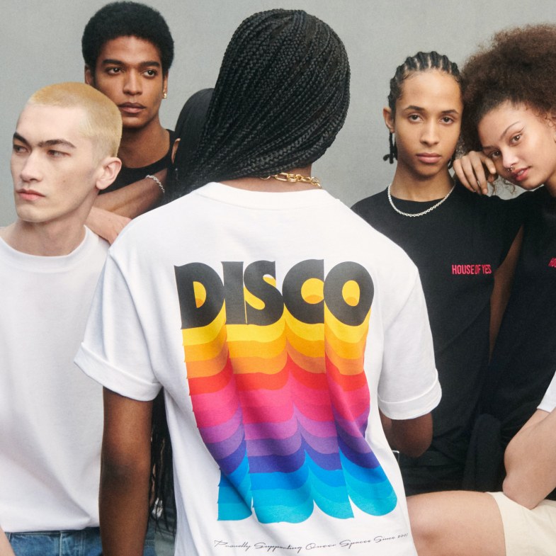 COS歡慶驕傲月！與全球四大知名LGBTQIA+ 夜店合作推限定商品，銷售營收全數捐給同志熱線！