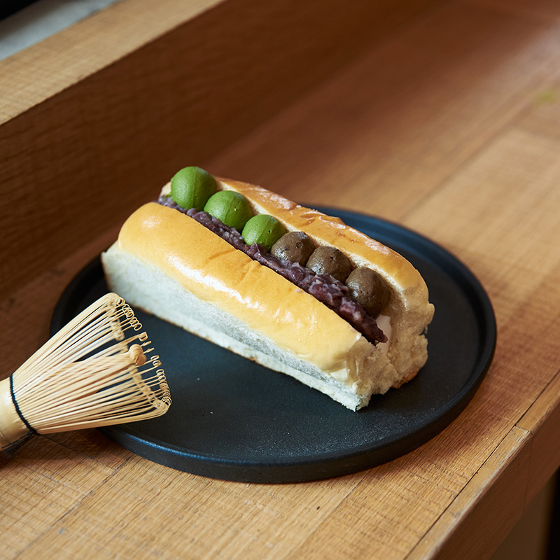 niko and…聯名日本百年抹茶「辻利茶舗」推4款甜點、飲品！「雙茶紅豆乳酪麵包」不愛抹茶的也喜歡