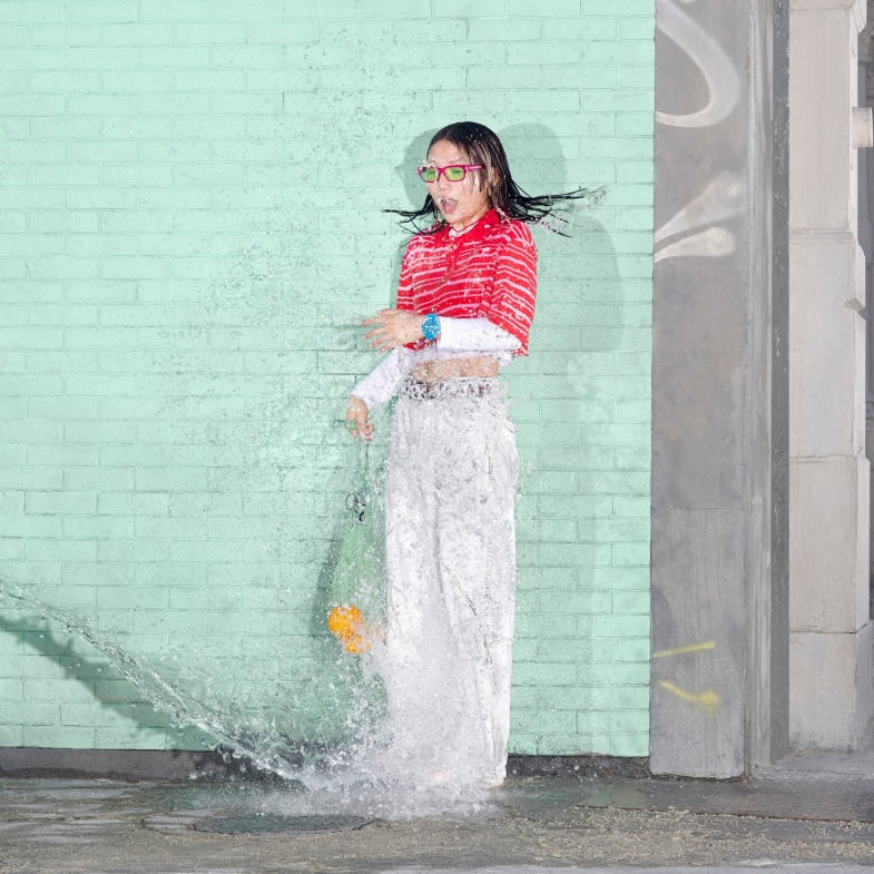 2025 Swatch 水母錶開賣！5色透明錶殼「潮可愛」，價格五千有找