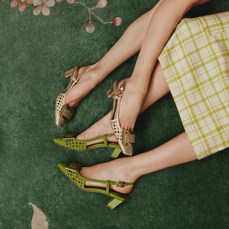 為何女人的第一雙鞋首選是Roger Vivier？經典方扣鞋60週年，4大特點讓它歷久不衰！