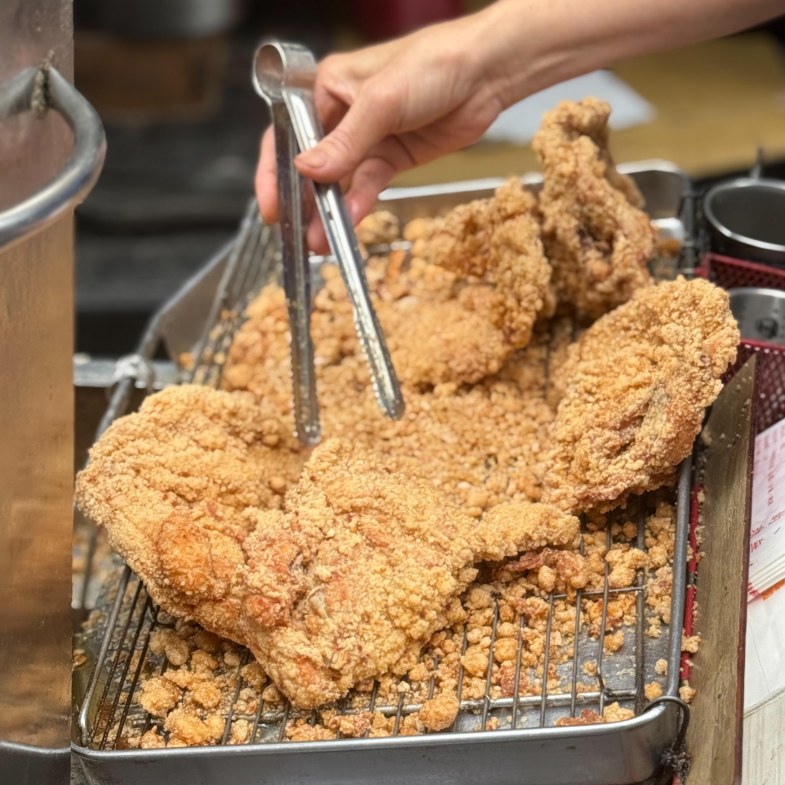 【食間到】善導寺「一志雞排」剛炸好就秒殺！旁邊「生煎包」並稱立院三寶