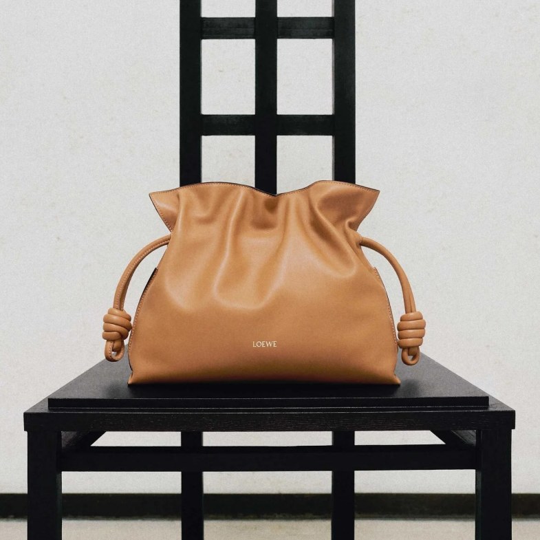 第一個Loewe怎麼買？Puzzle問世10年持續熱賣，吊床包顏值與實用兼具！