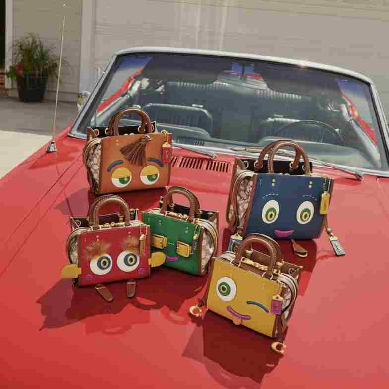 COACH 2022初秋限定「手袋包」萌翻天！「Coachies」4大亮點搞怪登場，萬人迷、小怪怪你最Pick哪款？