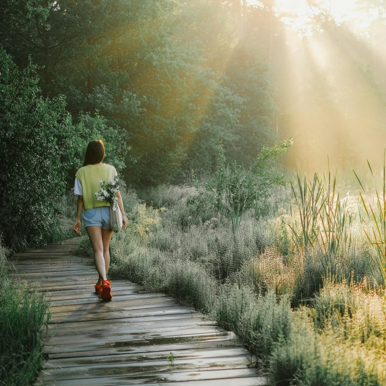 「Silent walk」是什麼？4點解析歐美最潮運動：不聽音樂、不交談，只需要10分鐘就能有睡飽的效果！