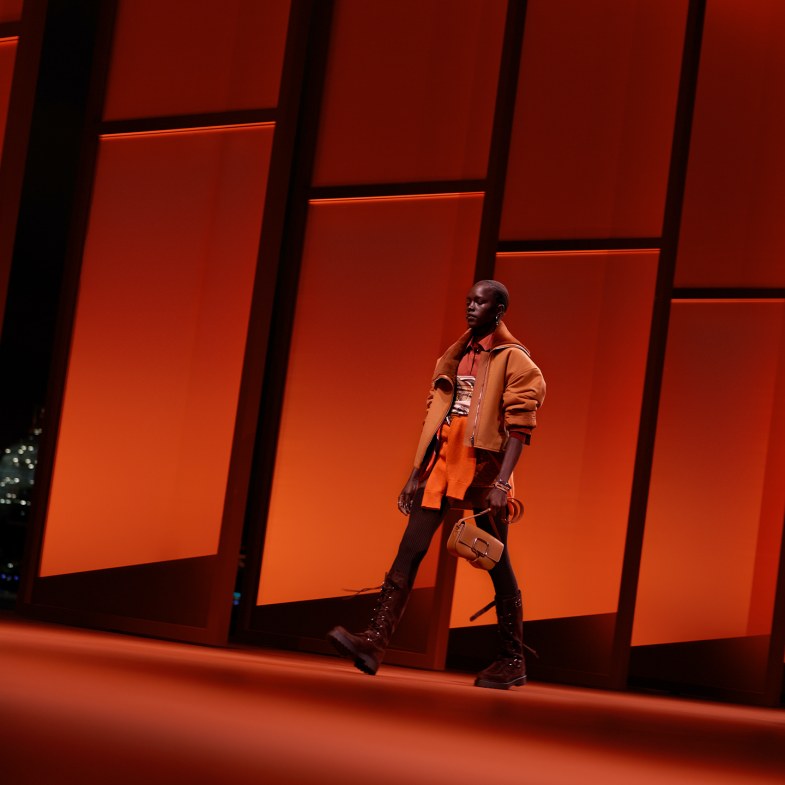 Hermès 2025秋冬女裝開啟第二篇章，迷你凱莉包、40萬超頂級耳機再成焦點！  