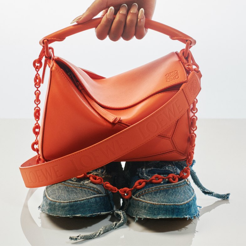Loewe Puzzle包再變身，不僅換上「同色系穿搭」還可以「戴項鍊」？時髦配色準備搶下IT Bag的寶座
