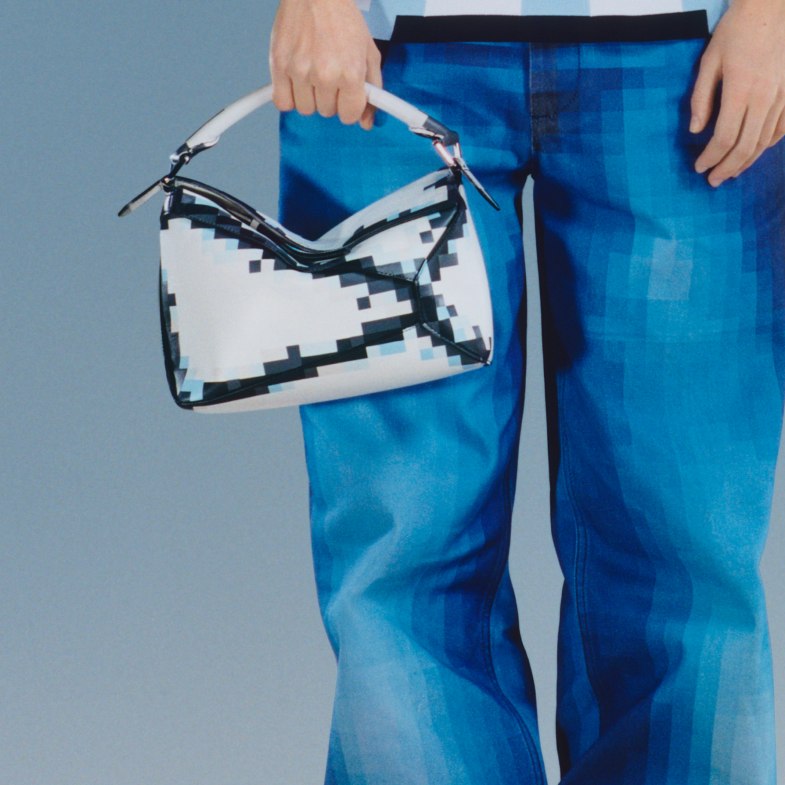 Loewe全新像素系列登場！帽Tee到經典Puzzle包每款都像從卡通走出來！