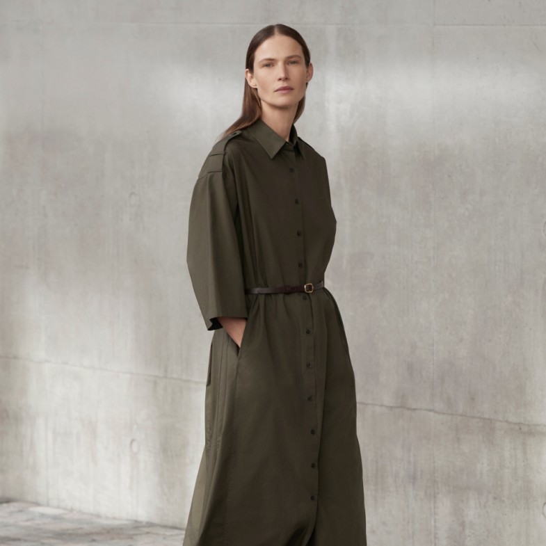 Uniqlo 2025春夏百搭洋裝推薦7款！亞麻面料清爽百搭，襯衫式設計版型滿分