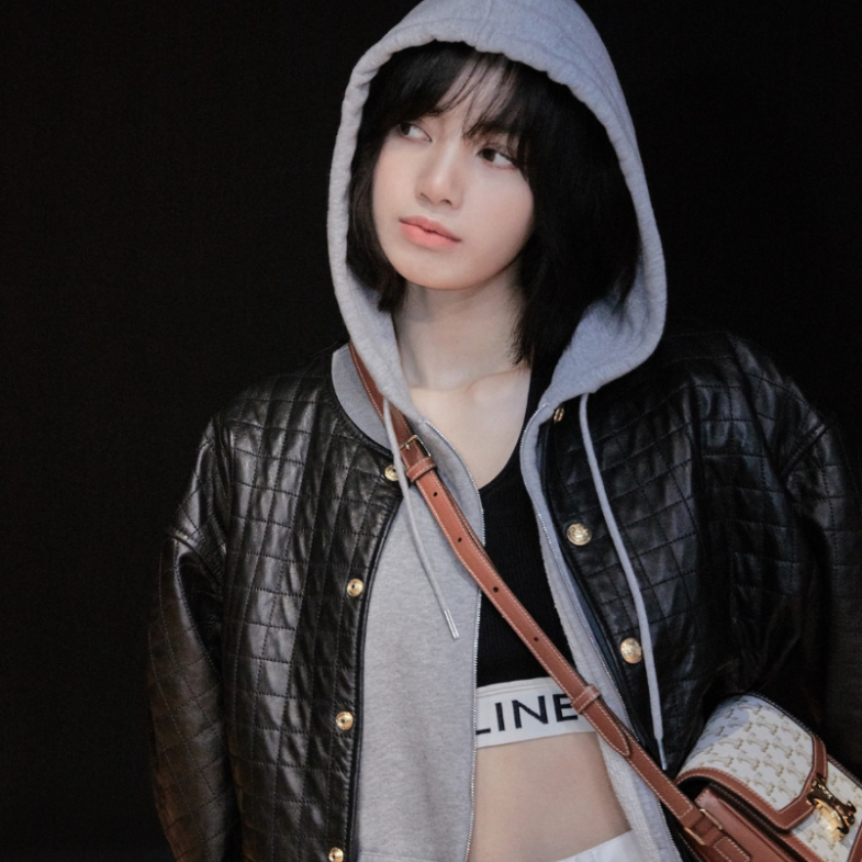 Celine白色帆布系列一次看！連BLACKPINK Lisa也搶揹， 最便宜不到4萬就能入手！