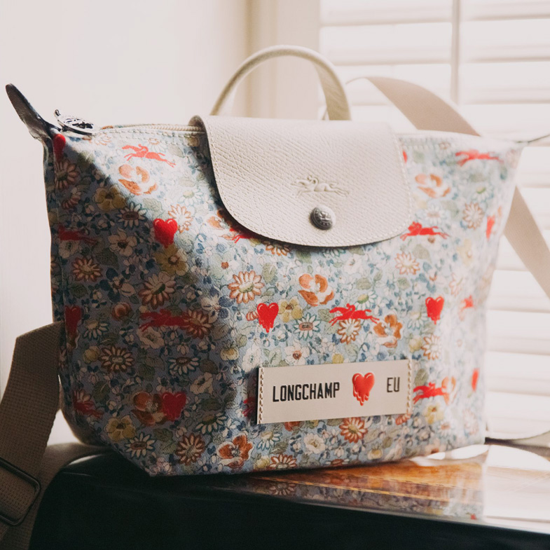 Longchamp聯名屢創銷售聲勢！再攜手潮流品牌Emotionally Unavailable推出多款印花單品！2022開春必搶