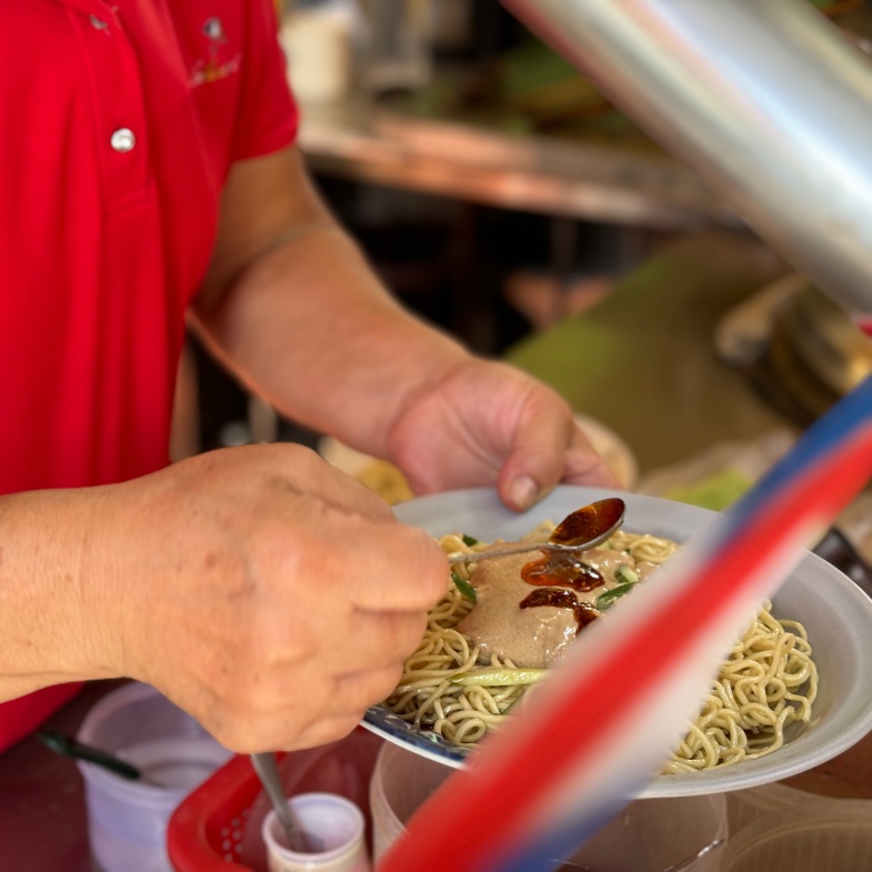 【食間道】三重巷仔內隱藏版「無名涼麵」！濃郁古早味麻醬香，還有店家「手炒辣椒」值得一嚐