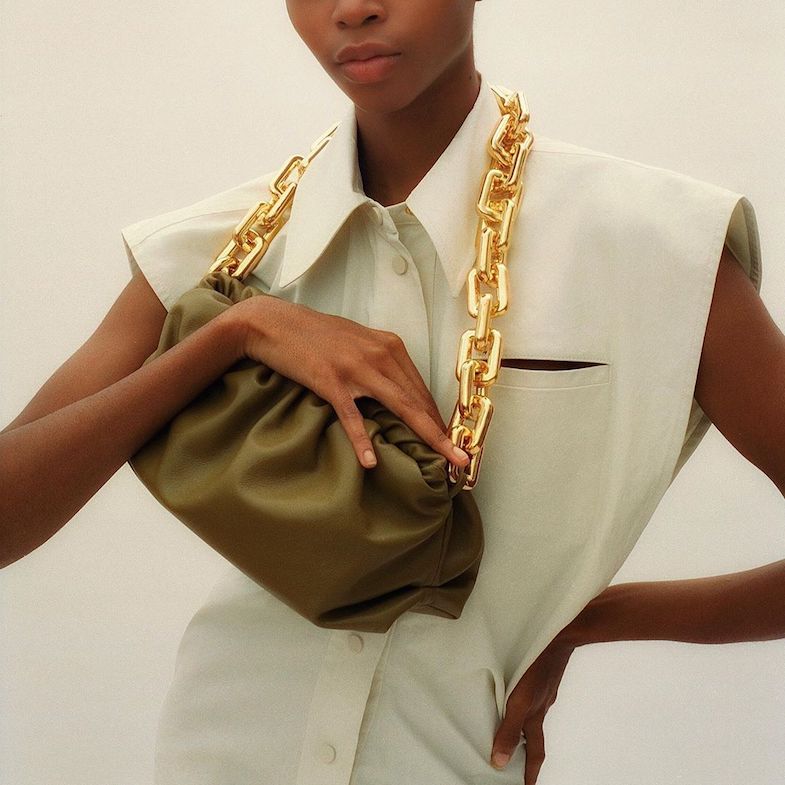 2020年包包關鍵字是「粗鏈帶」！Chanel、BV到LV全跟上，要酷要優雅一包搞定