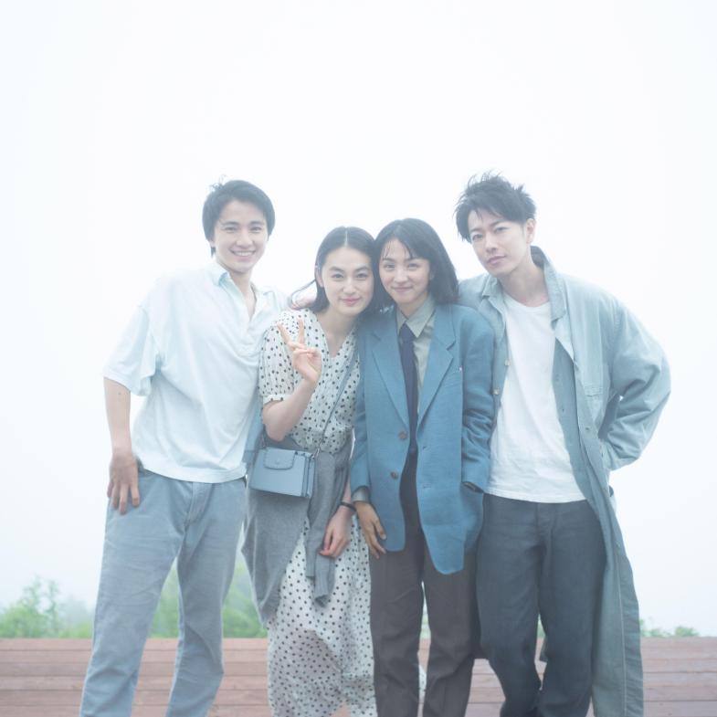 Netflix《First Love 初戀》純愛虐戀衝上全球Top8！幕後花絮大公開，珍貴合照讓粉絲飆淚，佐藤健最愛「這一幕」
