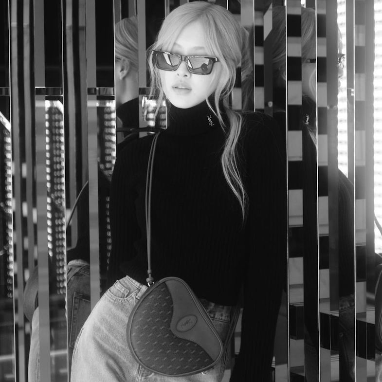 YSL老花包男女通殺！BLACKPINK Rosé、王淨、歌手婁峻碩都狂愛！這款「愛心型小包」真的太可愛