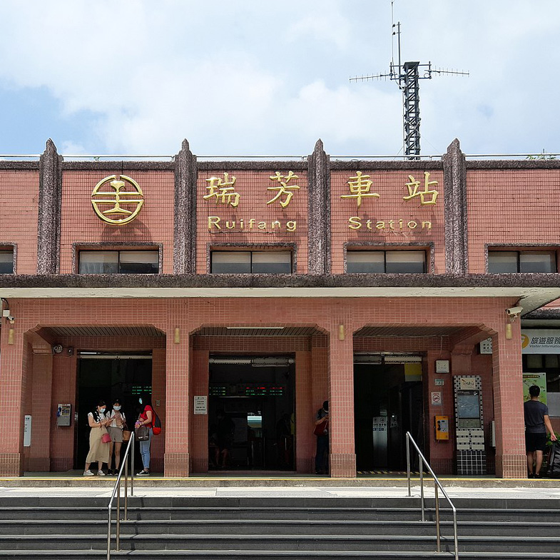 瑞芳銅板美食推薦！6家必吃「瑞芳站前小吃」：50年老字號龍鳳腿、阿伯老店「熱油麻糬」Q彈不黏牙只要40元