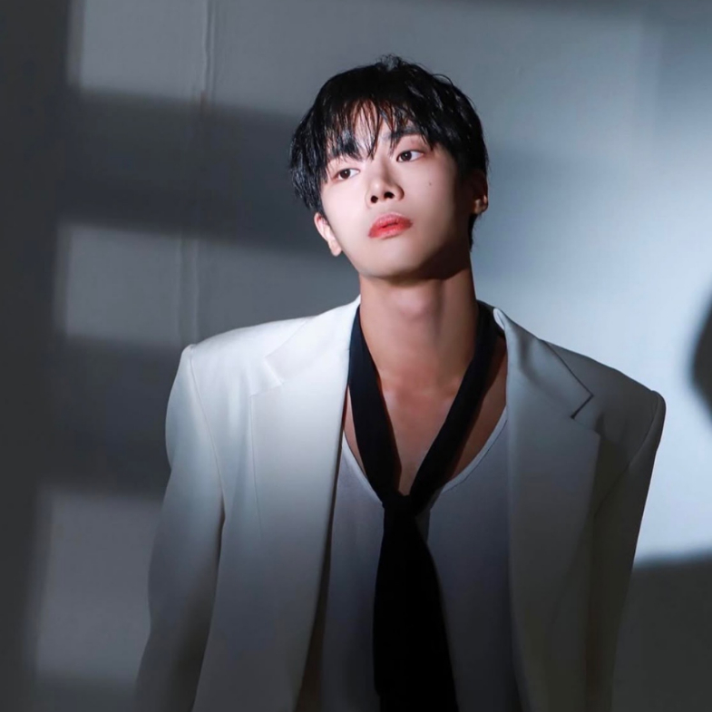 Netflix《外傷重症中心》男二秋英宇爆紅！8件事帶你了解他：出生於名模世家、去年造訪台灣向葉舒華學中文！