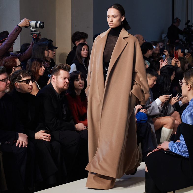 冬天續用「駝色」制霸！Max Mara 2023秋冬延續經典，讓駝色成為衣櫥中的必備穿搭