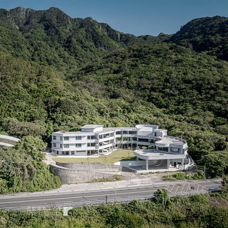 最美校園！宜蘭「大里國小」5大設計亮點：極簡純白風、眺望龜山島
