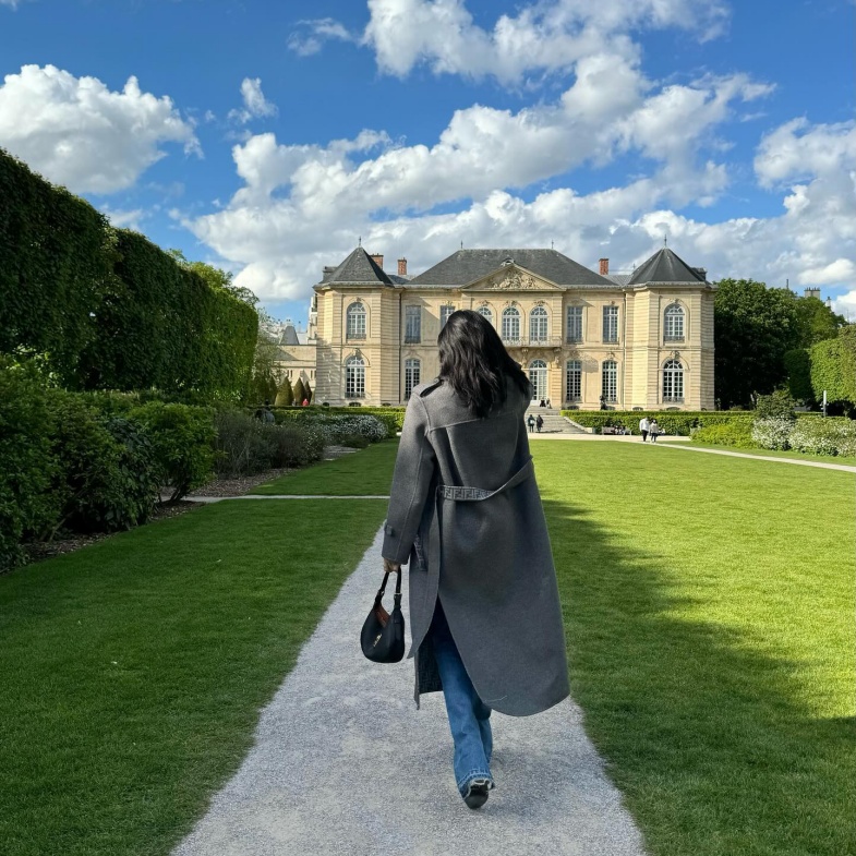 BLACKPINK Lisa約會穿搭大解密！LV鎖頭腋下包成時尚焦點，宋慧喬同款Fendi大衣瞬間上熱搜