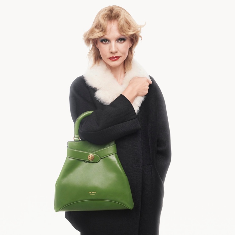 Prada 2025春夏形象揭示品牌新方向！攝影大師Steven Meisel睽違10年再掌鏡，4大關鍵助攻業績飆升