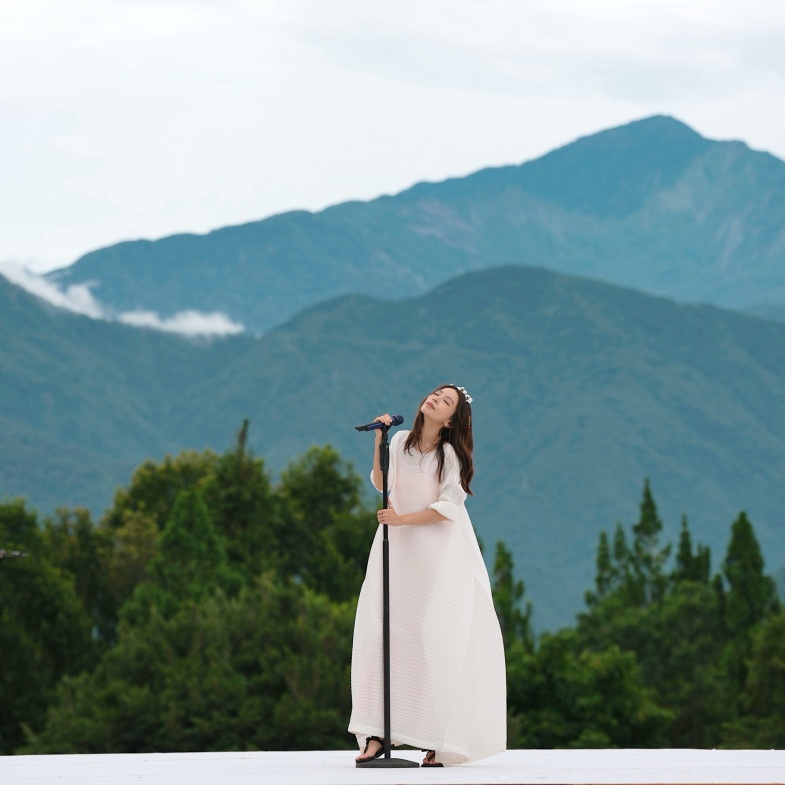 田馥甄演唱會壓軸上身「三宅一生」！2025秋冬女神級洋裝推薦Top6