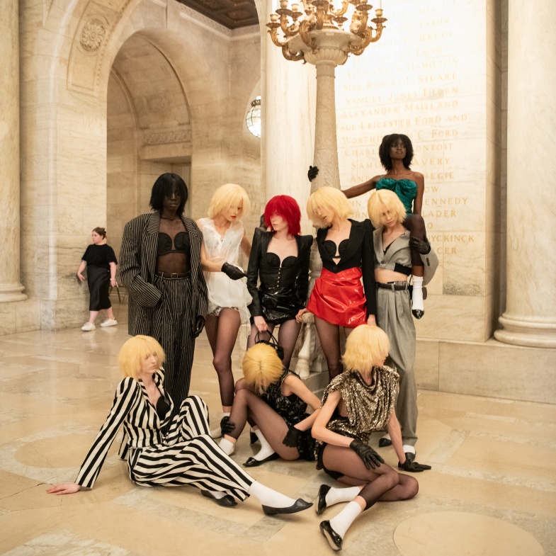 Marc Jacobs有多趕？2023秋季大秀三分鐘走完謝幕，小賈老婆已搶先示範！